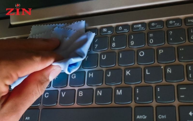 Khắc phục lỗi không gõ được số trên bàn phím laptop Dell bằng cách vệ sinh bàn phím bị kẹt hoặc bám bẩn