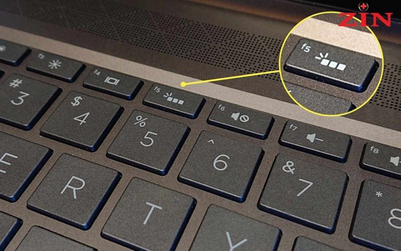 Tìm kiếm biểu tượng tia sáng in trên các phím rồi dùng tổ hợp Fn + phím đó